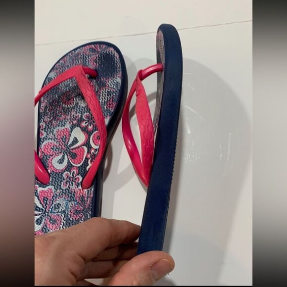 OP | Girls Pink Navy Blue Floral Hibiscus FLIP FLOPS Hawaiian Vacation Summer - Picture 3 of 4